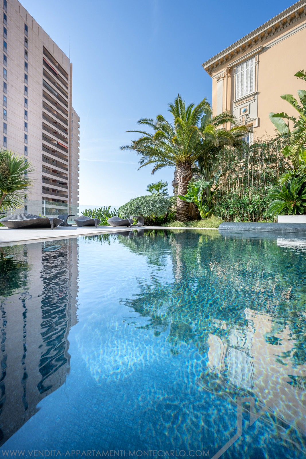 Unique property with private garden and pool. Appartamenti in vendita