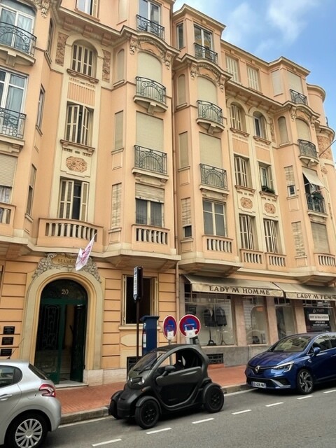 Pareti commerciali con FDC incluso gratuito / LAROUSSE - Appartamenti in vendita a MonteCarlo