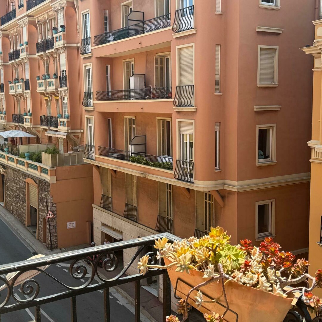 MONEGHETTI / SPAZIOSO APPARTAMENTO DI 3 LOCALI DA RISTRUTTURARE / BALCONE - Appartamenti in vendita a MonteCarlo