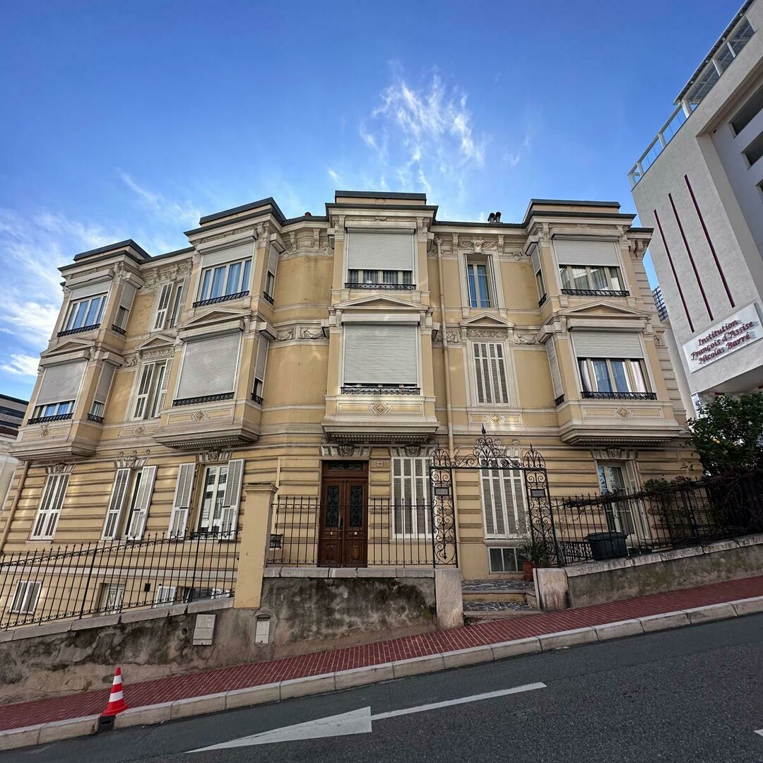 MONTE CARLO / APPARTAMENTO CON 3 STANZE ALL'ULTIMO PIANO - Appartamenti in vendita a MonteCarlo