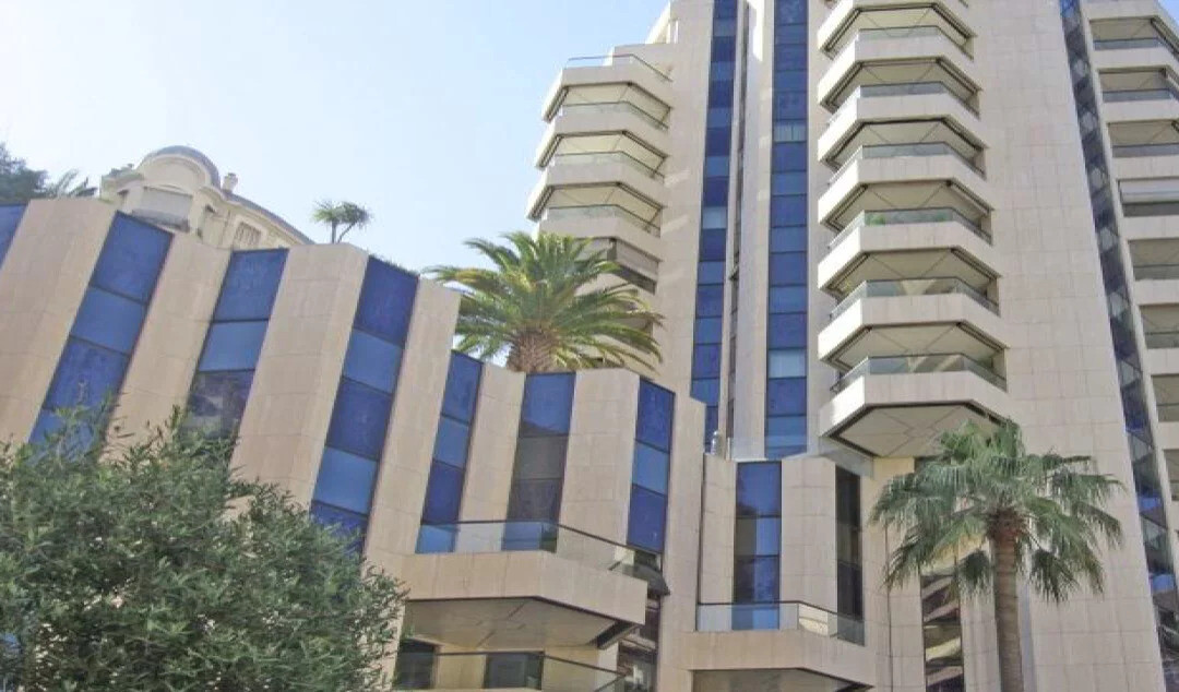 BELLISSIME SCRIVANIE QUADRATE DORATE - Appartamenti in vendita a MonteCarlo