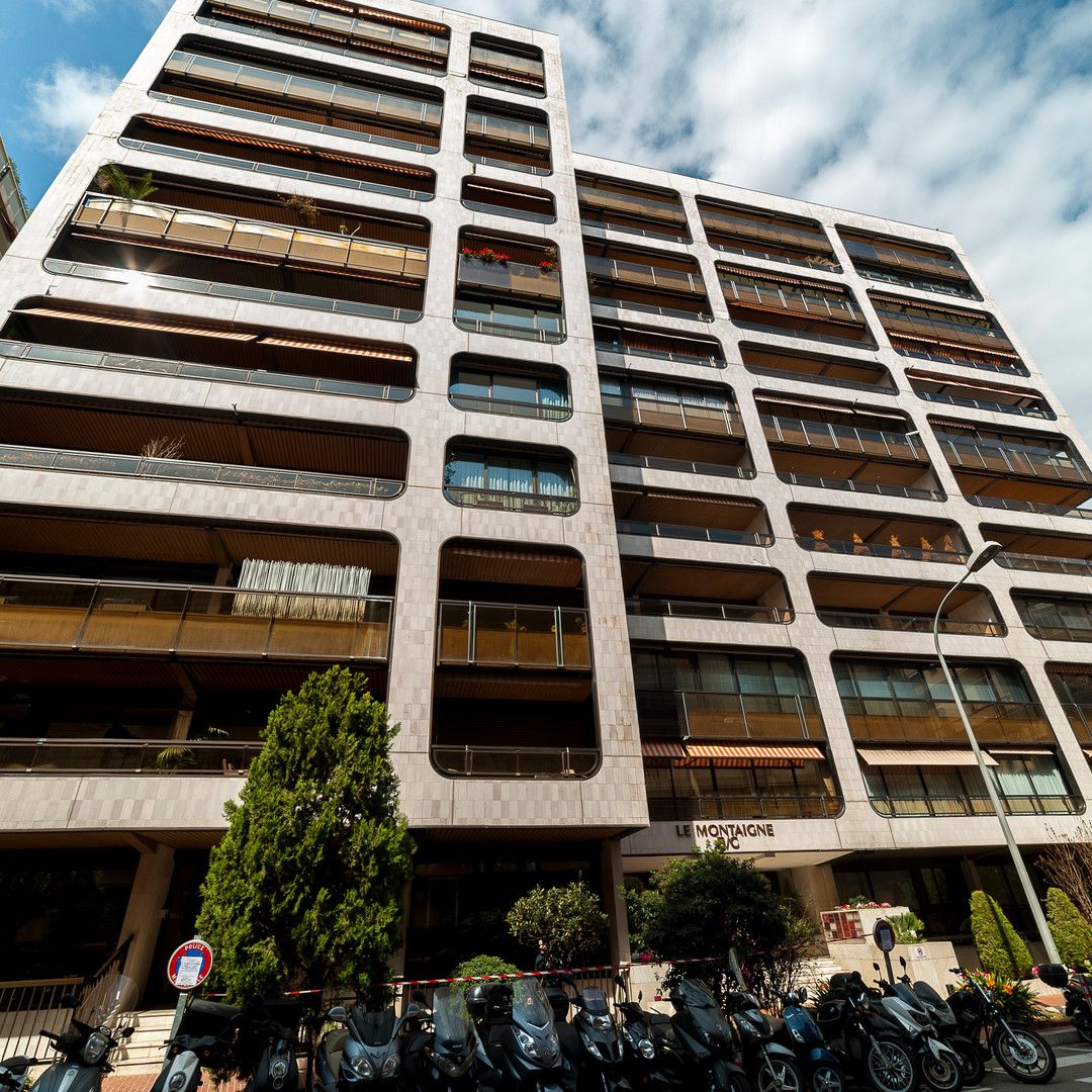 MONTAIGNE : PARCHEGGIO IN VENDITA