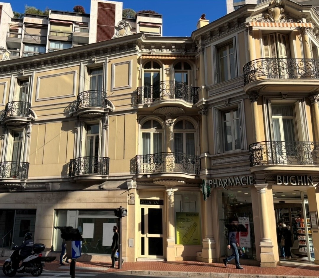 VILLA DISSE: DIRITTO DI LOCAZIONE - CARRÉ D'OR - AMPI LOCALI