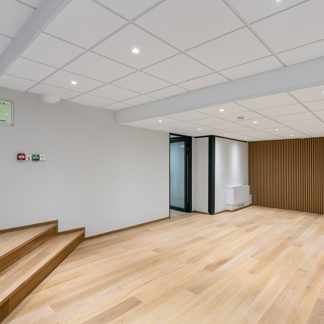 Ufficio ristrutturato in vendita Carré d'Or in edificio di standing con accesso indipendente