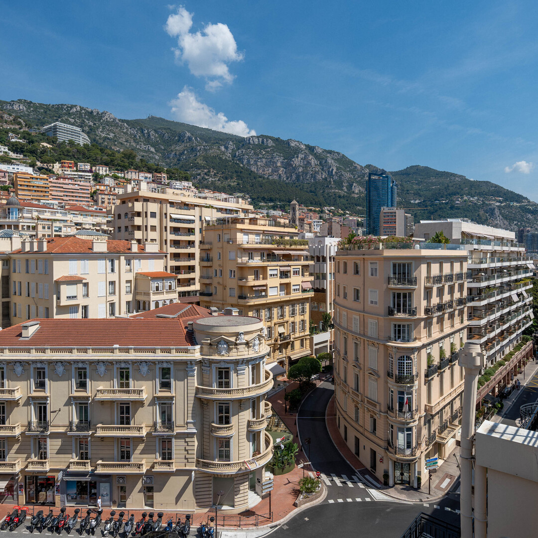 WINTER PALACE - Carré d'Or - Attico Duplex con Grande Potenziale di Ristrutturazione