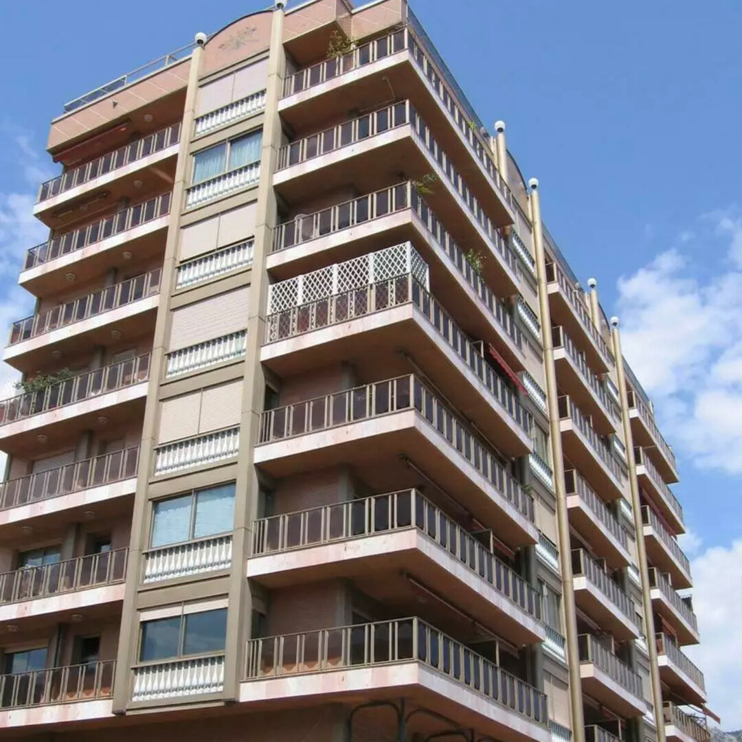 GRANDE PARCHEGGIO IN UN EDIFICIO DI LUSSO