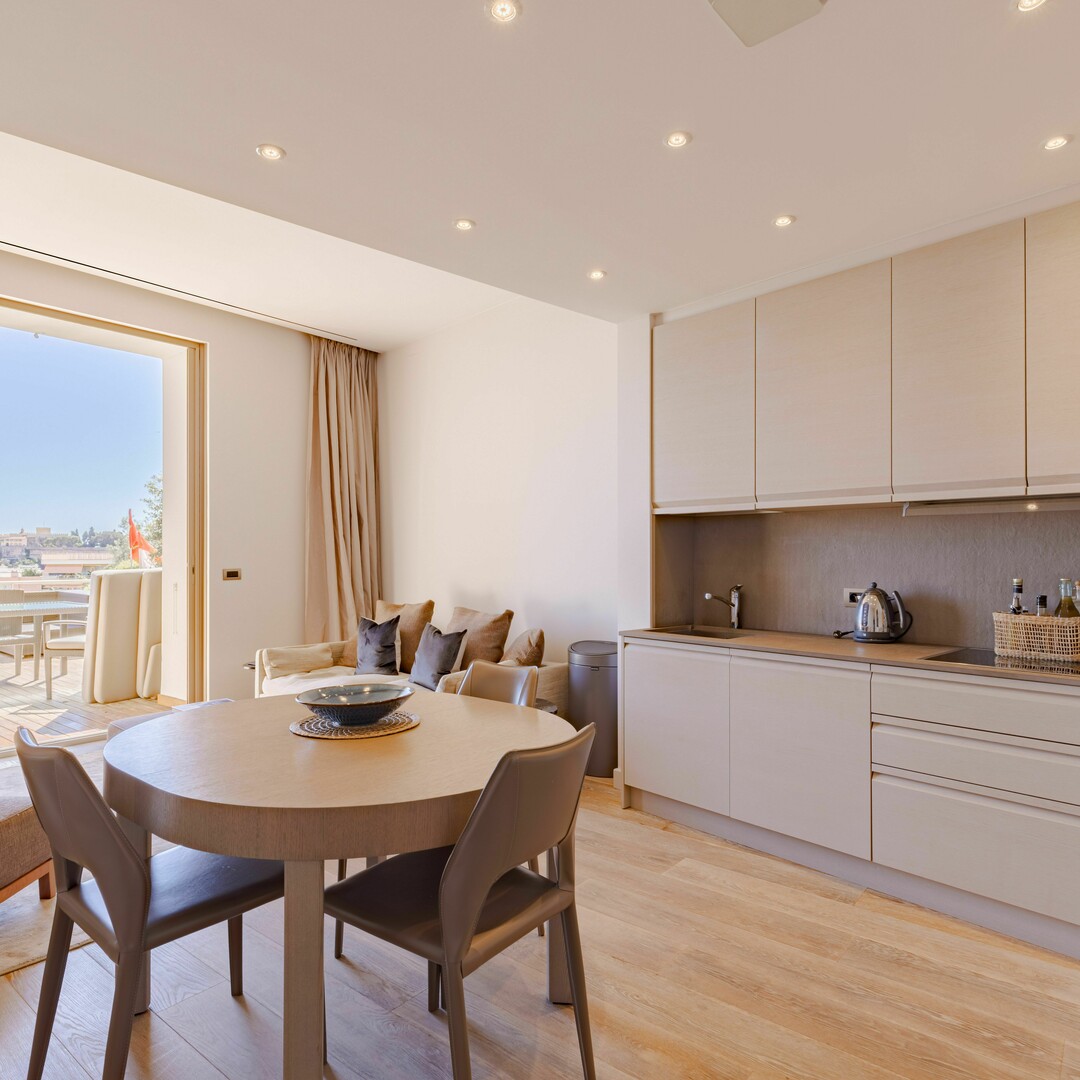 SPAZIOSO BILOCALE CON TERRAZZA E VISTA MARE