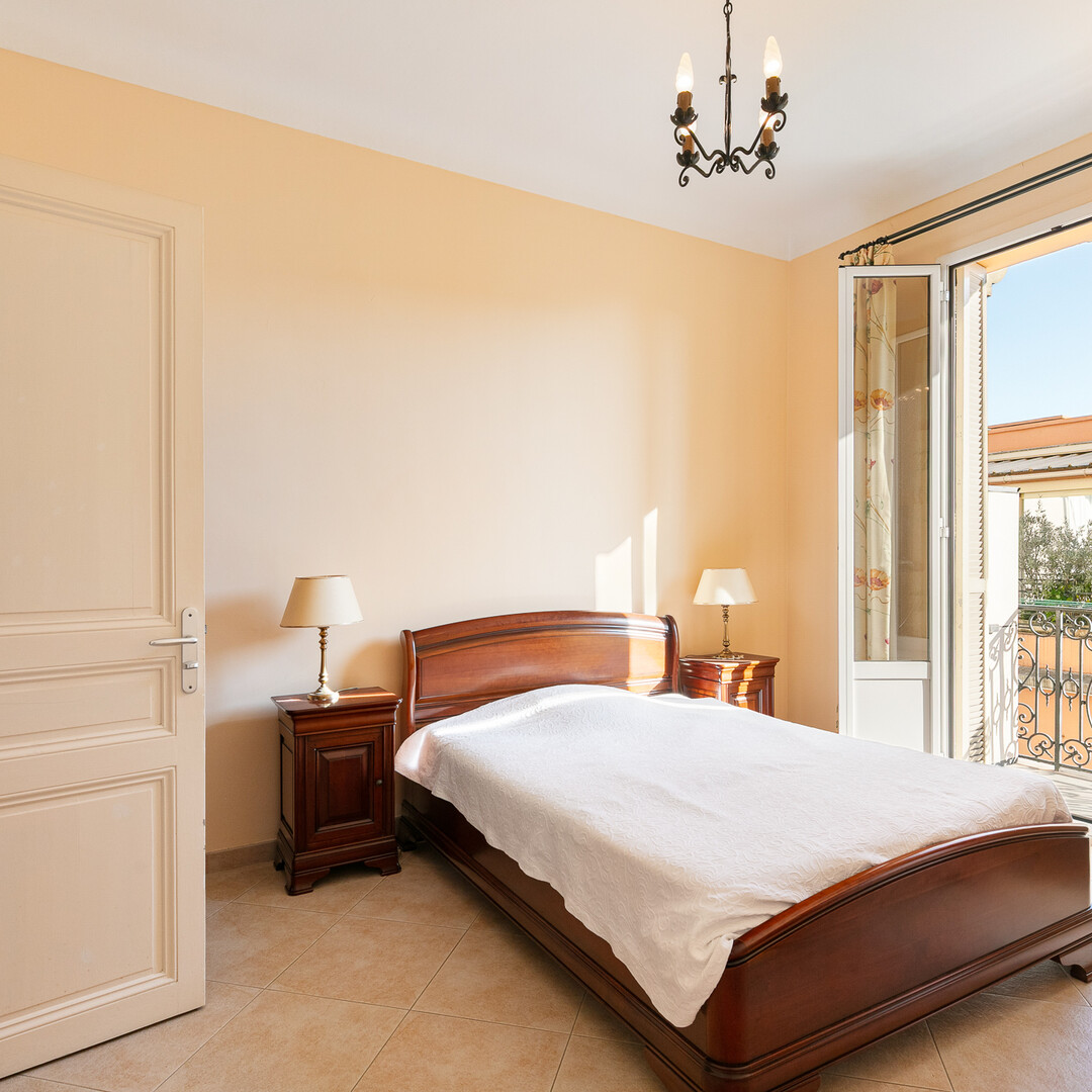 Vendita luminoso quadrilocale con balconi - edificio borghese ai sensi della legge 1235 - Appartamenti in vendita a MonteCarlo